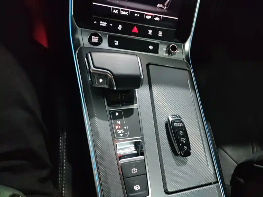 Audi A6L — фото 10