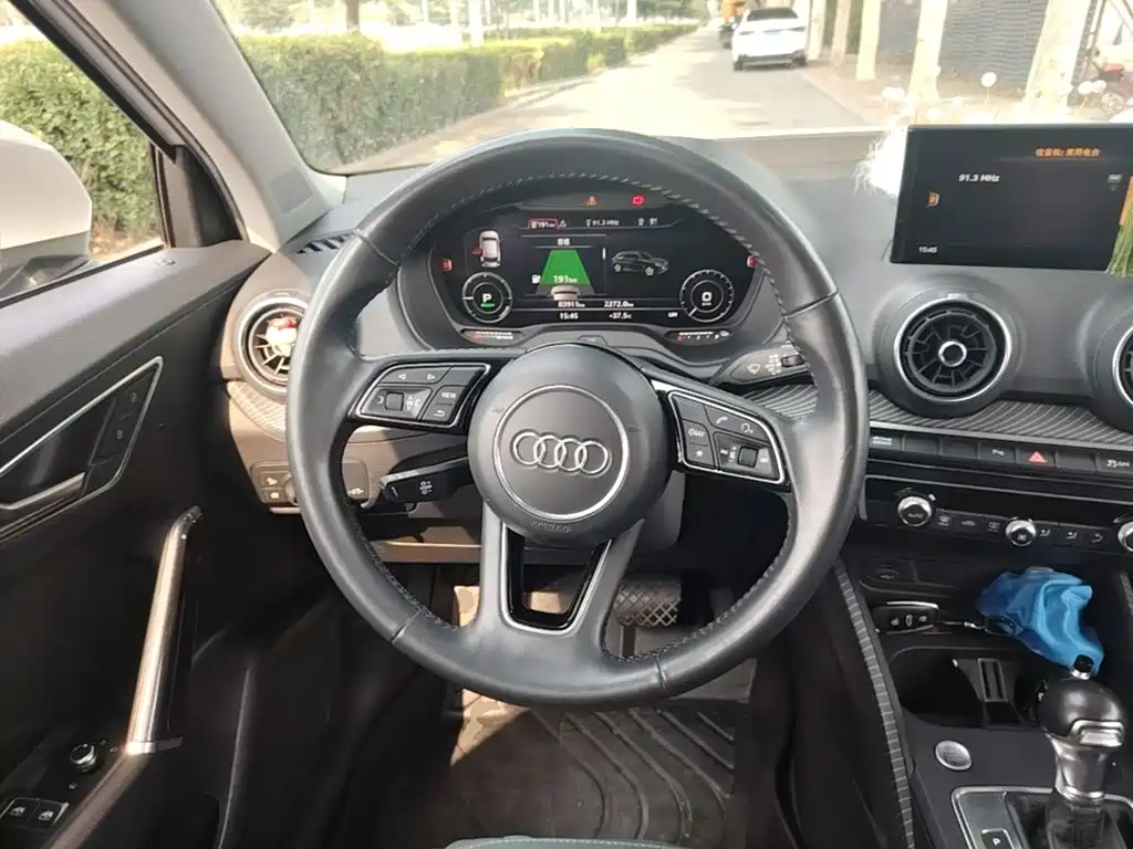 Audi Q2L e-tron — фото 11