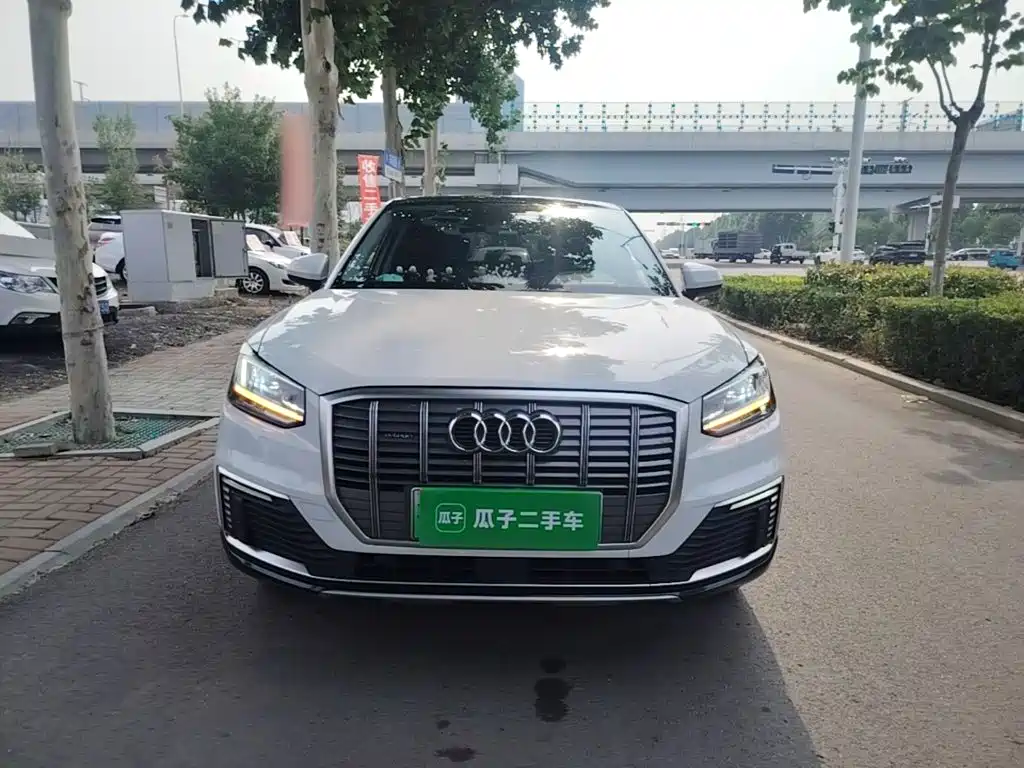 Audi Q2L e-tron — фото 3