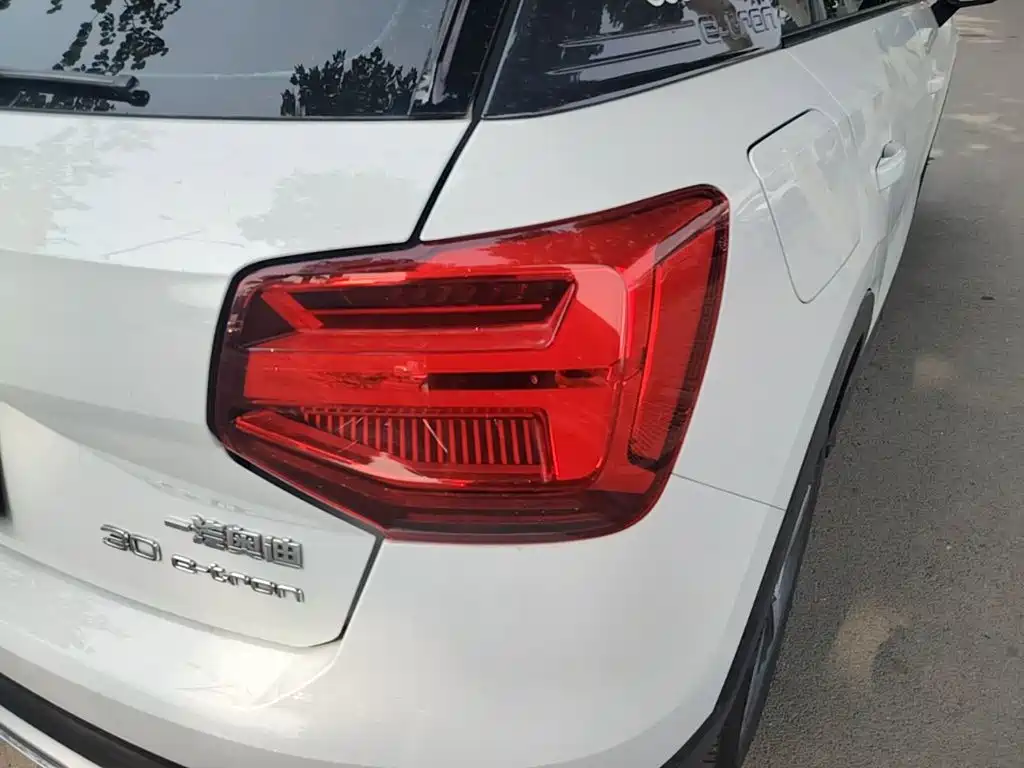 Audi Q2L e-tron — фото 8