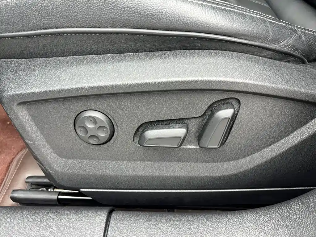 Audi Q2L — фото 9