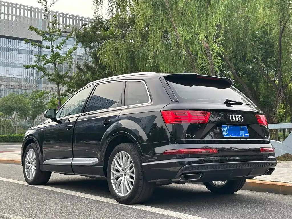 Audi Q7 — фото 19