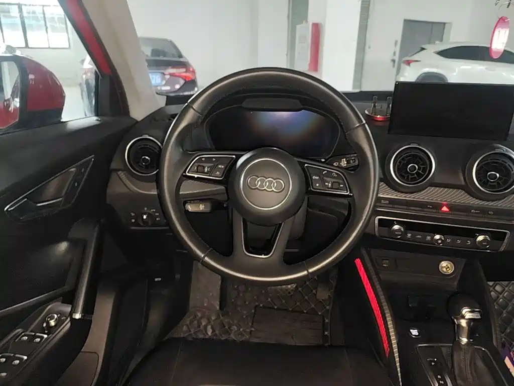 Audi Q2L e-tron — фото 4