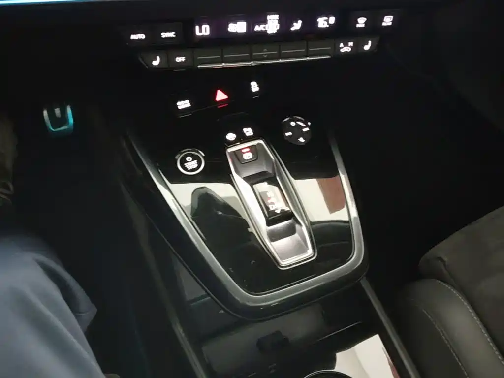 Audi Q4 e-tron — фото 10