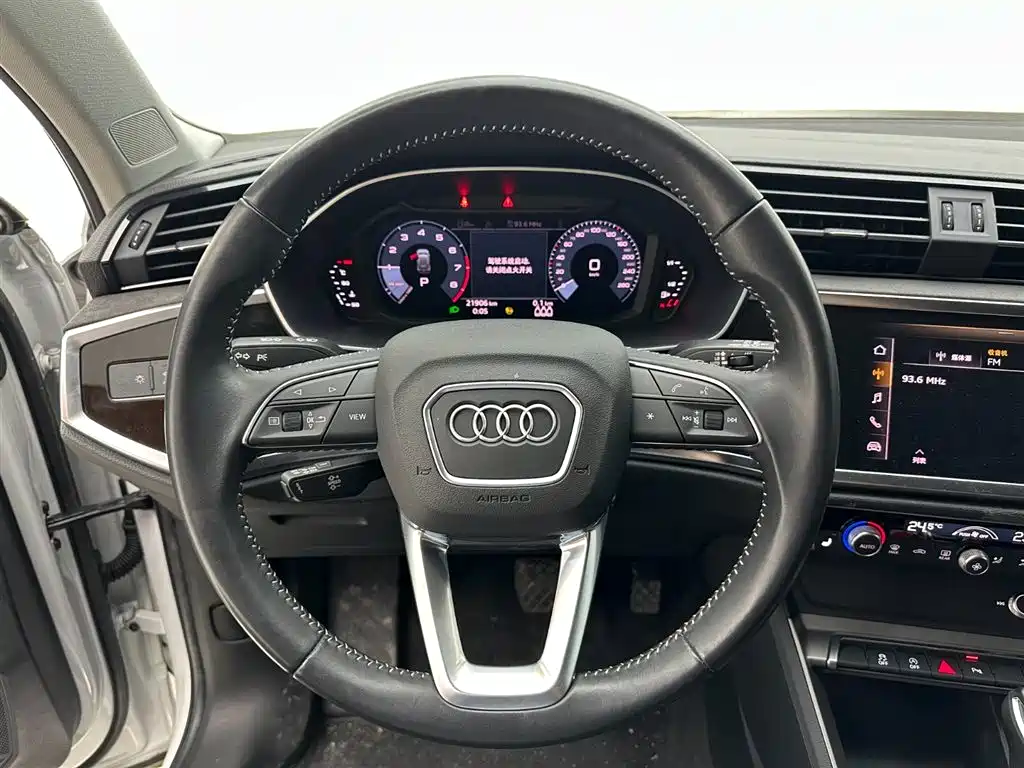 Audi Q3 — фото 18