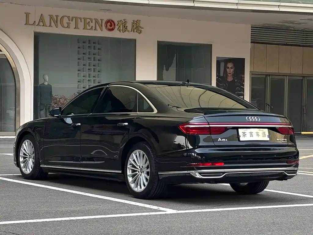 Audi A8 — фото 6