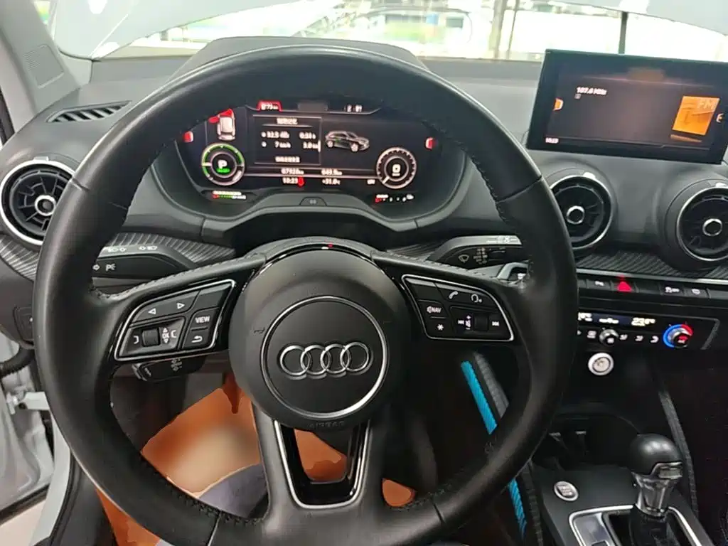 Audi Q2L e-tron — фото 11