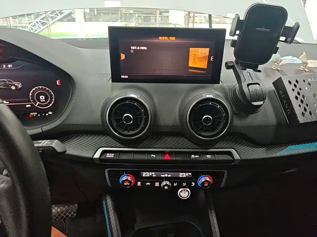 Audi Q2L e-tron — фото 13