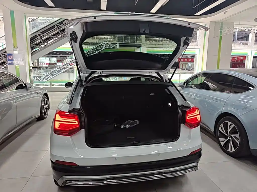 Audi Q2L e-tron — фото 19