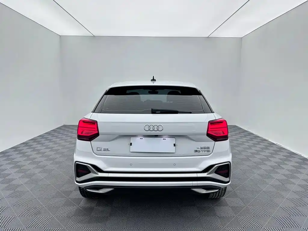 Audi Q2L — фото 5