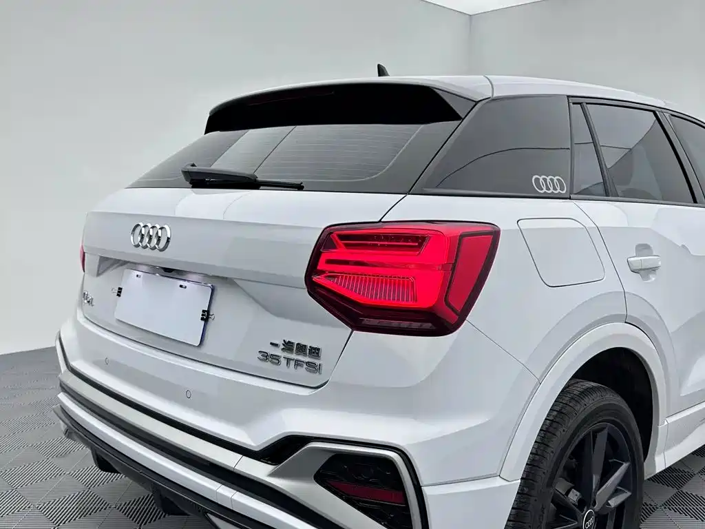 Audi Q2L — фото 8