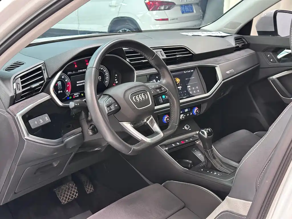 Audi Q3 — фото 14