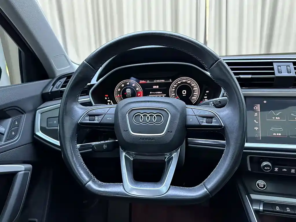 Audi Q3 — фото 11