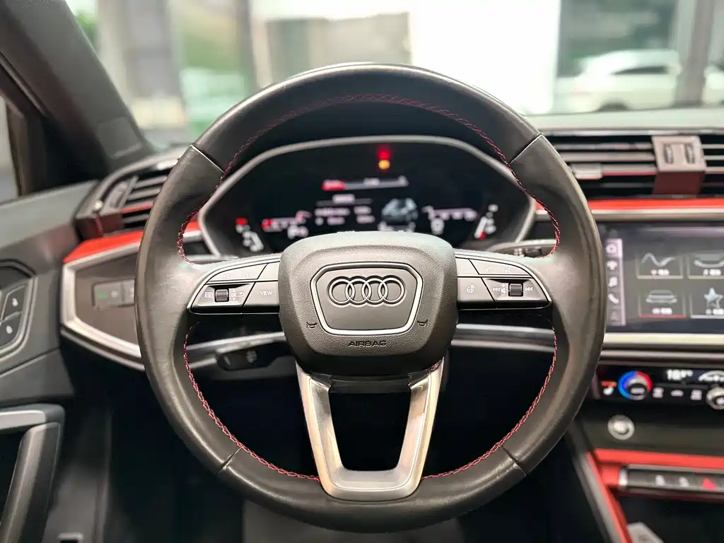 Audi Q3 — фото 18