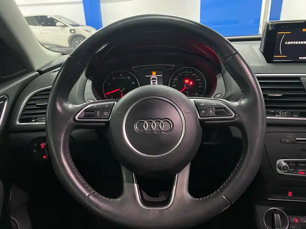 Audi Q3 — фото 18