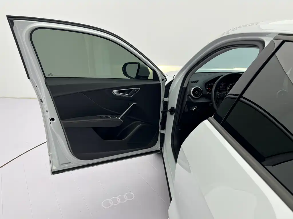 Audi Q2L — фото 22