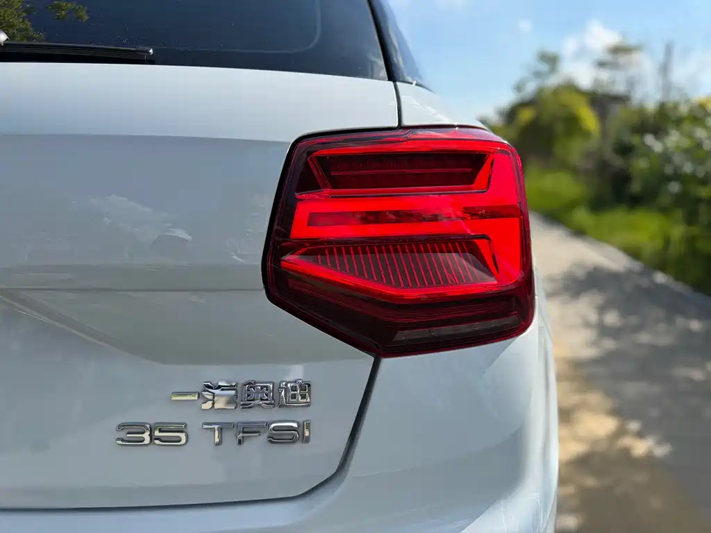 Audi Q2L — фото 19