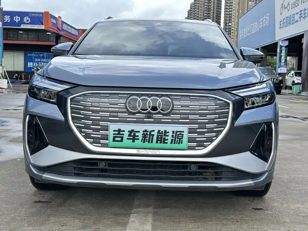 Audi Q4 e-tron — фото 2