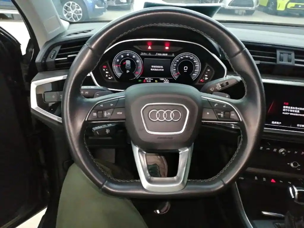 Audi Q3 — фото 11