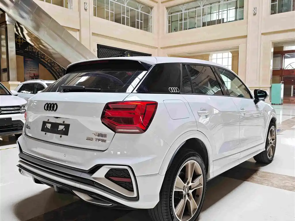 Audi Q2L — фото 18