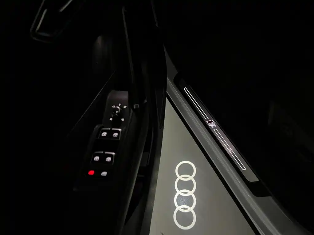 Audi Q2L — фото 25