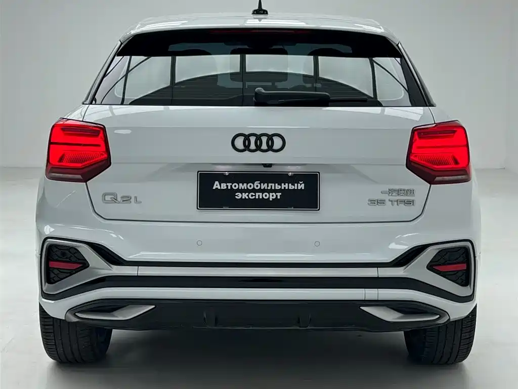 Audi Q2L — фото 8