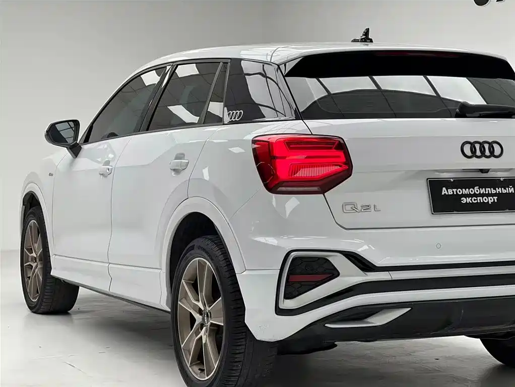 Audi Q2L — фото 9