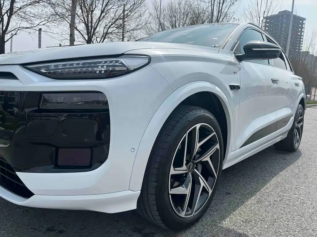 Audi Q6L e-tron — фото 24