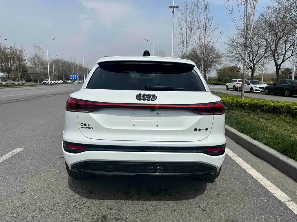 Audi Q6L e-tron — фото 37
