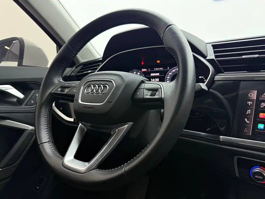 Audi Q3 — фото 14