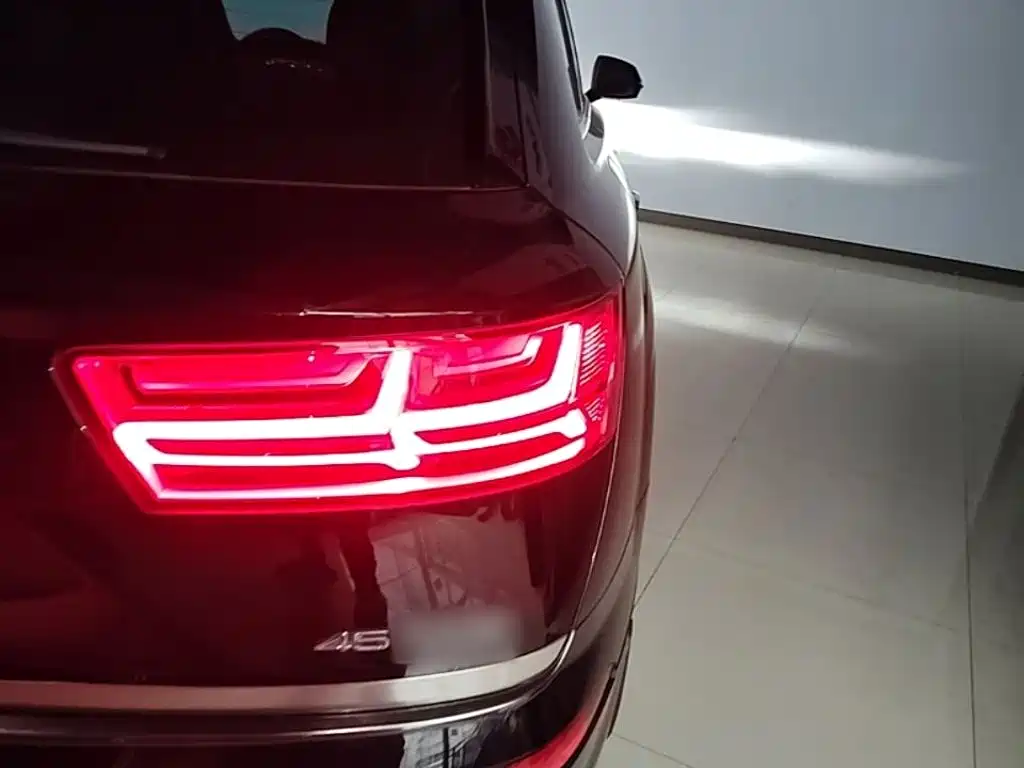 Audi Q7 — фото 8