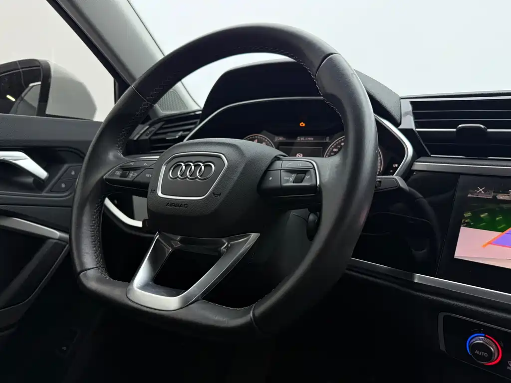 Audi Q3 — фото 17