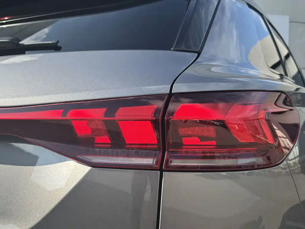 Audi Q6L e-tron — фото 18