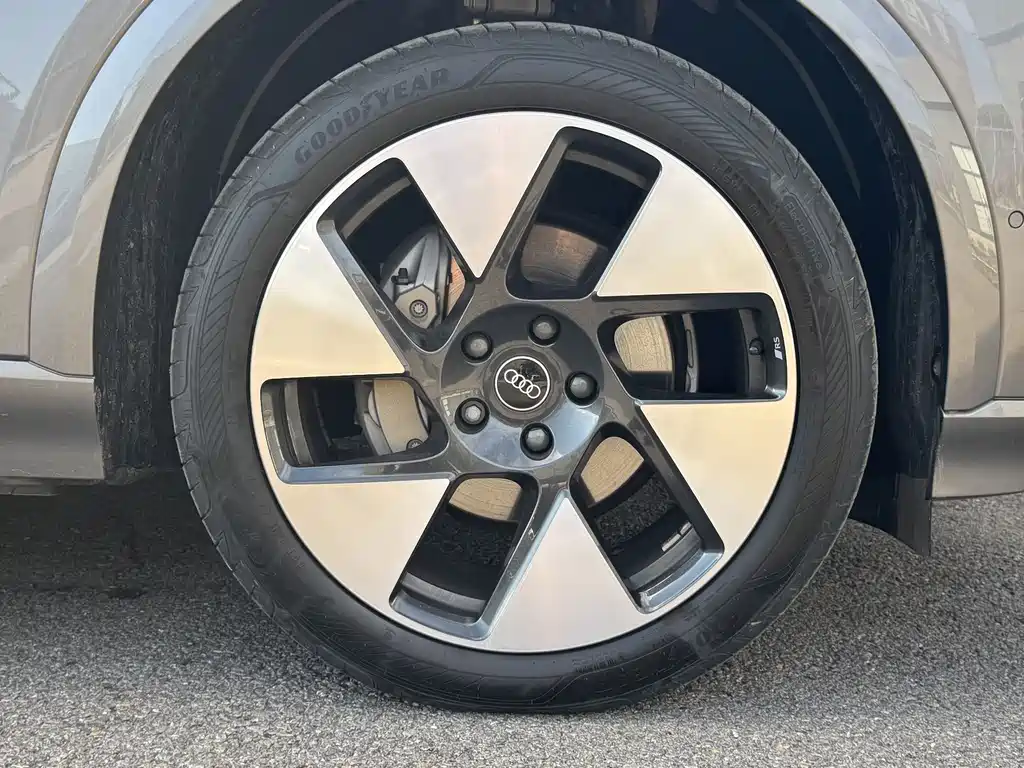 Audi Q6L e-tron — фото 19