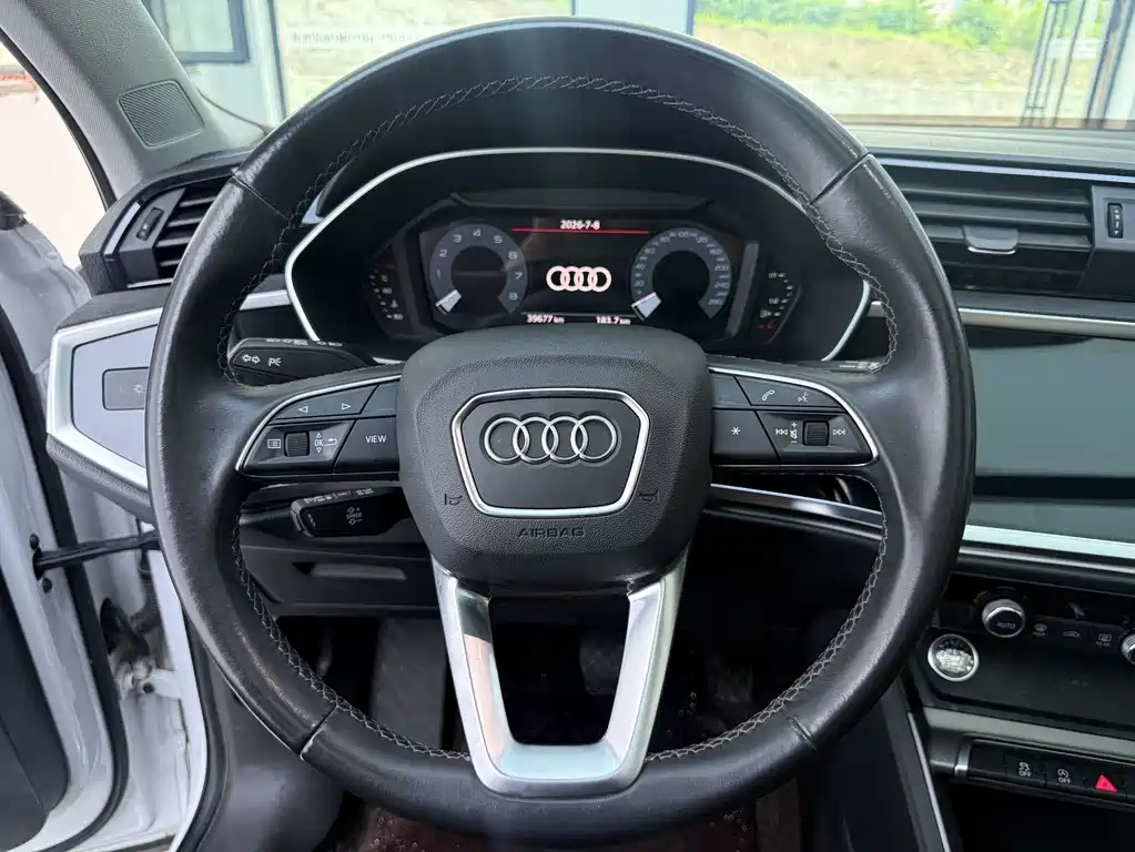 Audi Q3 — фото 11