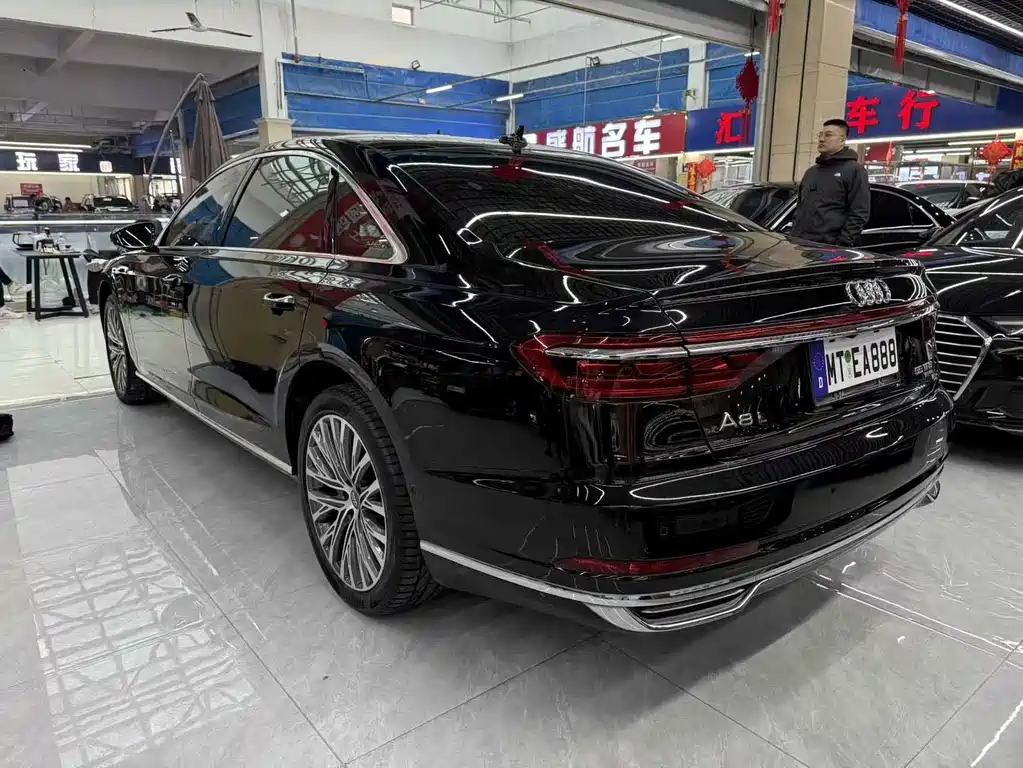 Audi A8 — фото 7