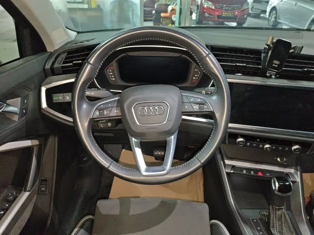 Audi Q3 — фото 11