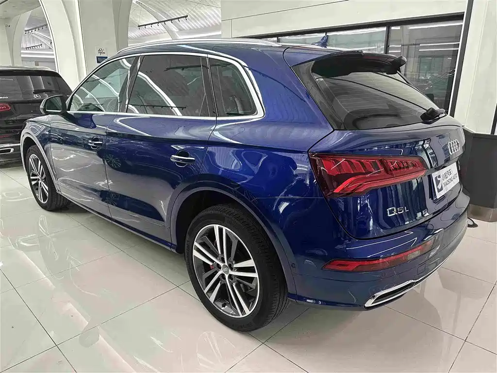 Audi Q5L — фото 14