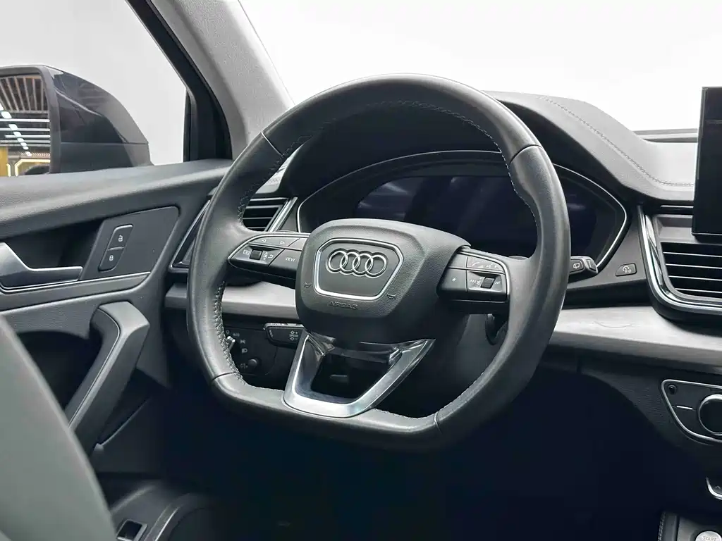 Audi Q5L — фото 13