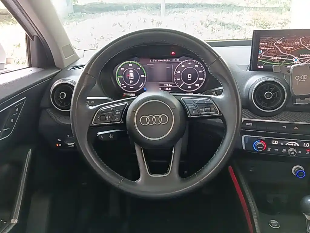Audi Q2L e-tron — фото 11