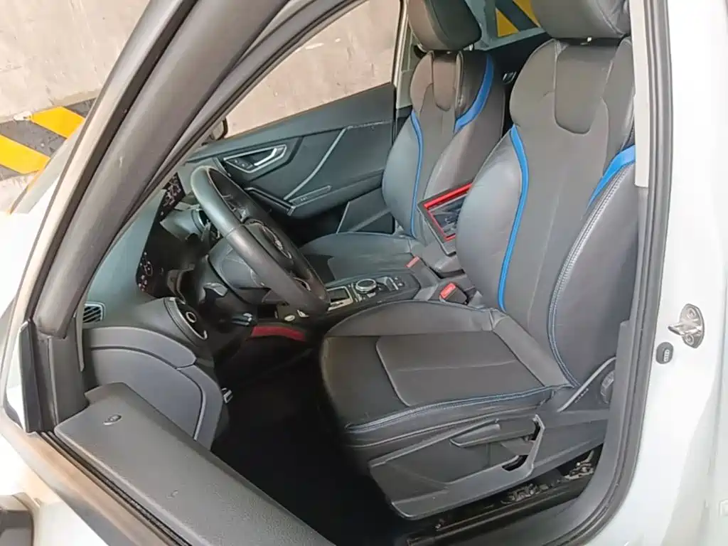 Audi Q2L e-tron — фото 15