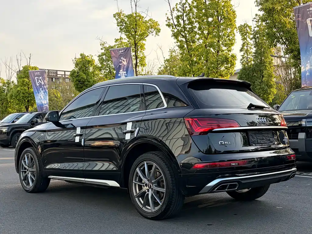 Audi Q5L — фото 13