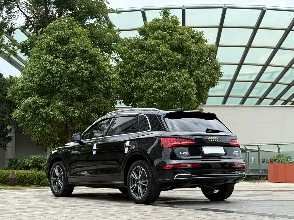 Audi Q5L — фото 9