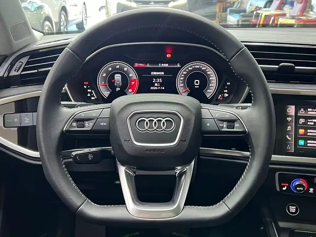 Audi Q3 — фото 10