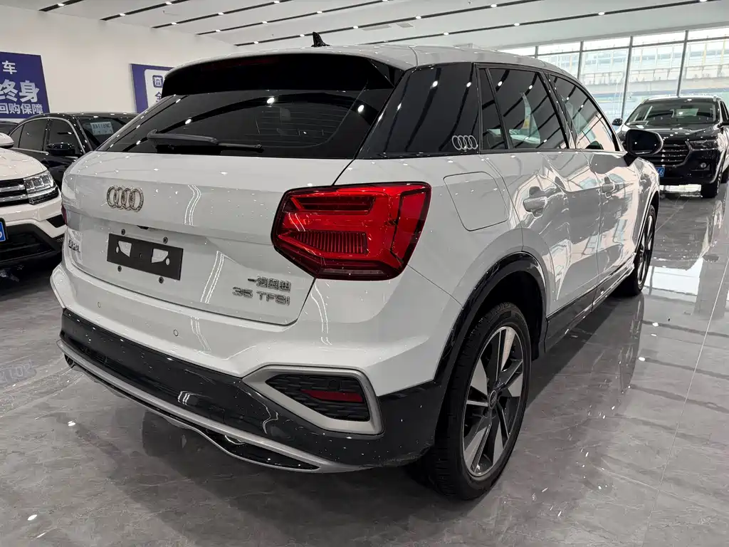Audi Q2L — фото 6