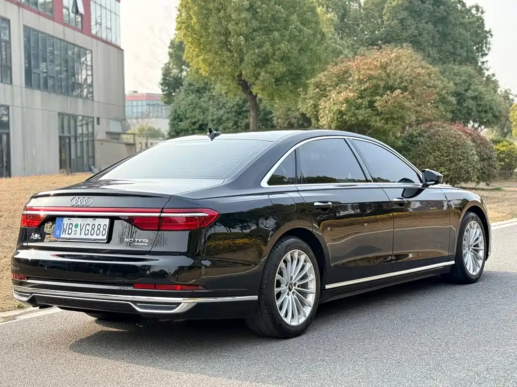 Audi A8 — фото 3