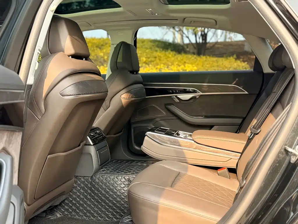 Audi A8 — фото 7