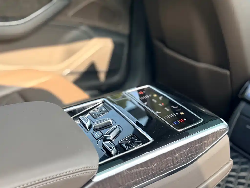Audi A8 — фото 10