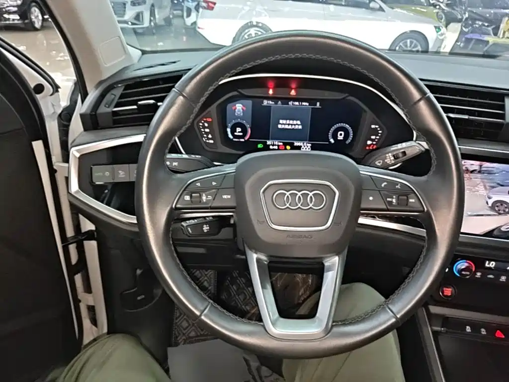 Audi Q3 — фото 11
