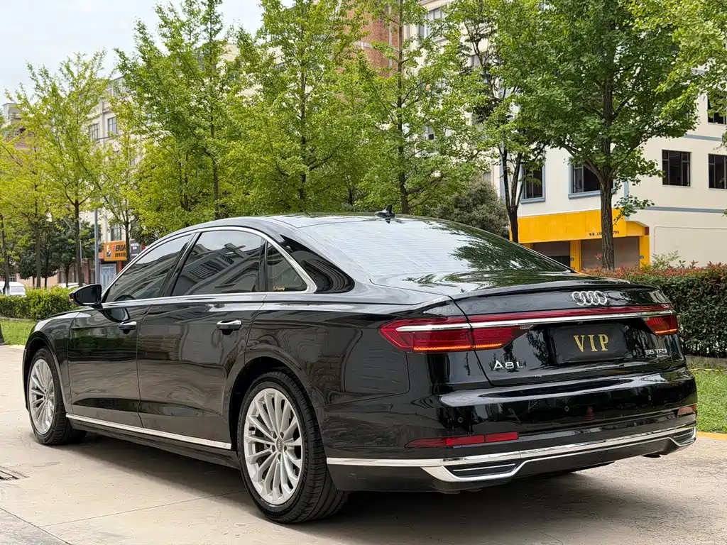 Audi A8 — фото 7